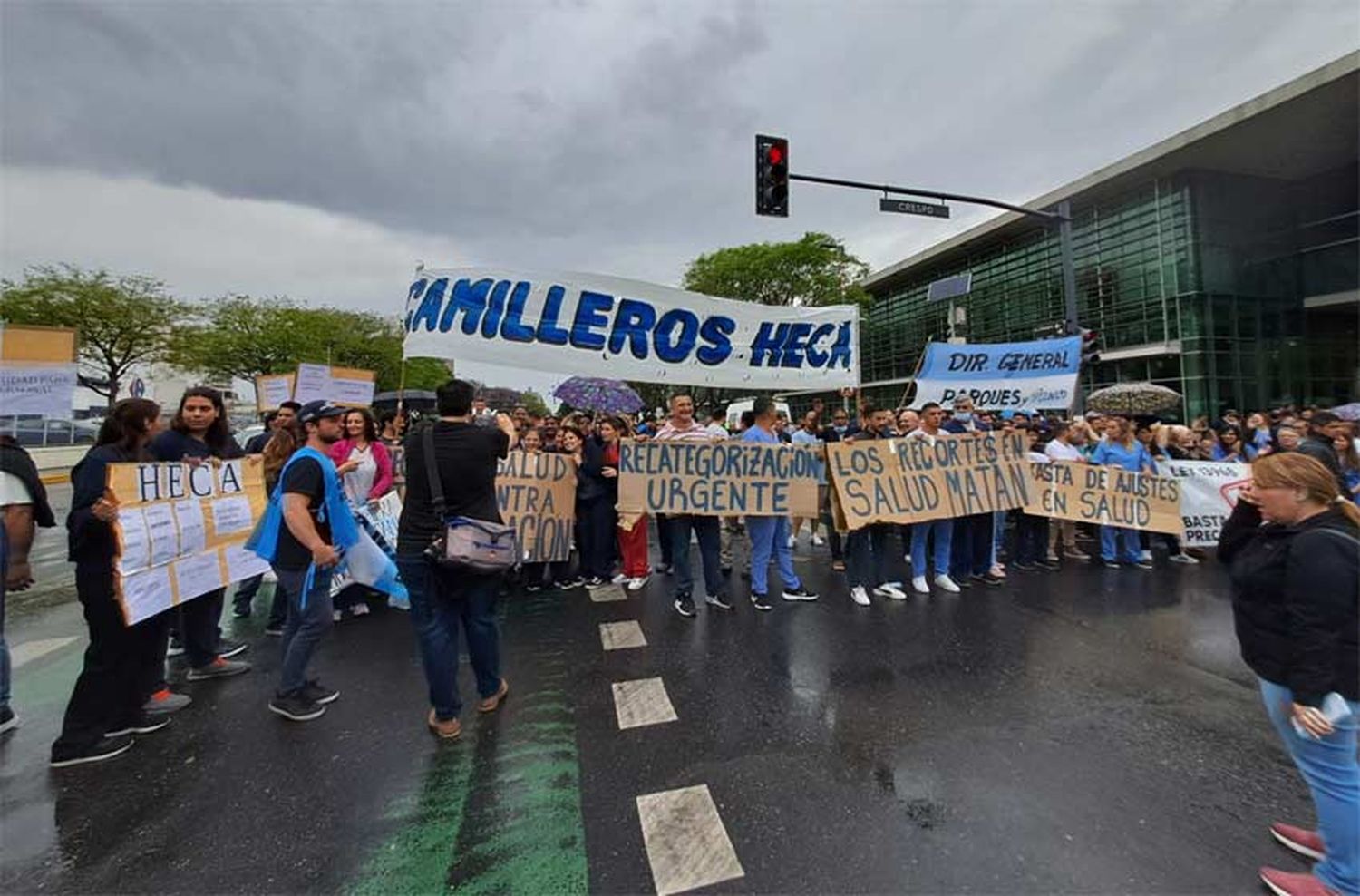 Trabajadores de la salud protestaron frente al Heca para reclamar falta de personal