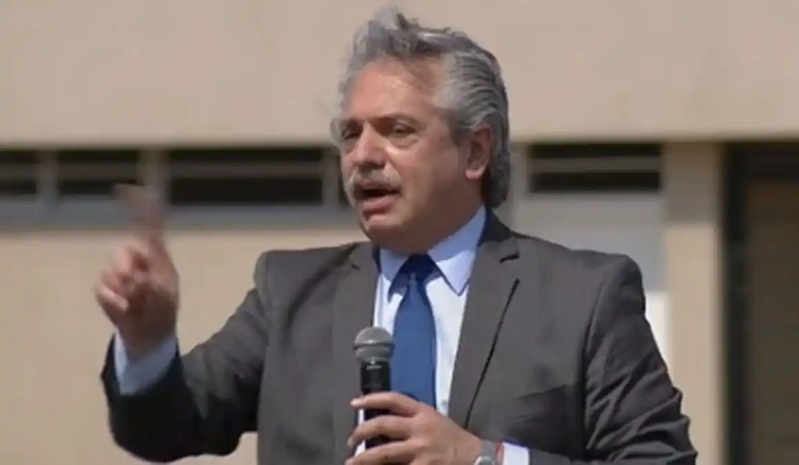 Tras las marchas del #12O, reaparece Alberto Fernández y anuncia inversiones en una refinería de Avellaneda