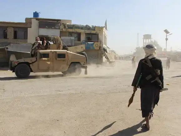 Recrudecen los combates entre Pakistán y Afganistán: decenas de bajas de soldados y al menos 12 civiles muertos