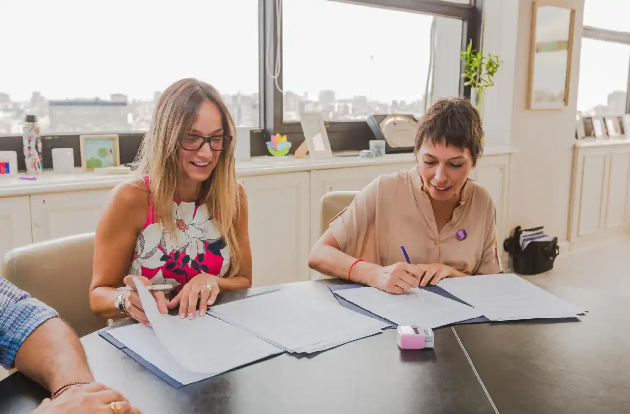 Quilmes: Malena Galmarini y Mayra Mendoza firmaron convenio de obras “Agua y Cloaca +Trabajo”