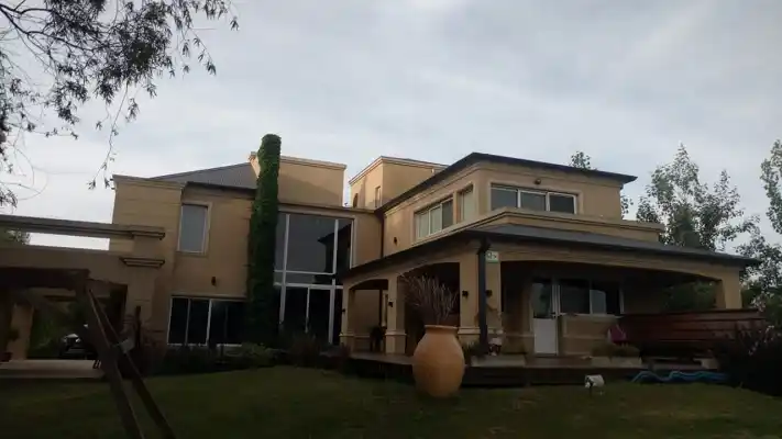 Roban una importante suma en dólares y creen que fueron vendidos