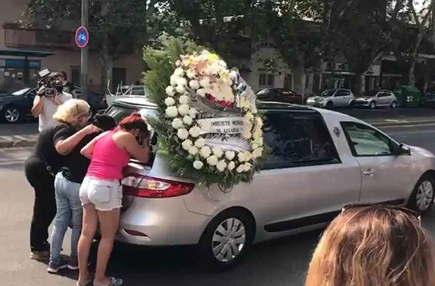 Profundo dolor en el último adiós a una trabajadora del Carrasco que murió por coronavirus