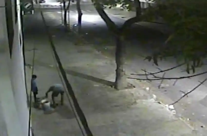 Insólito: robó un medidor de agua en el club Temperley y las cámaras lo registraron junto a un niño