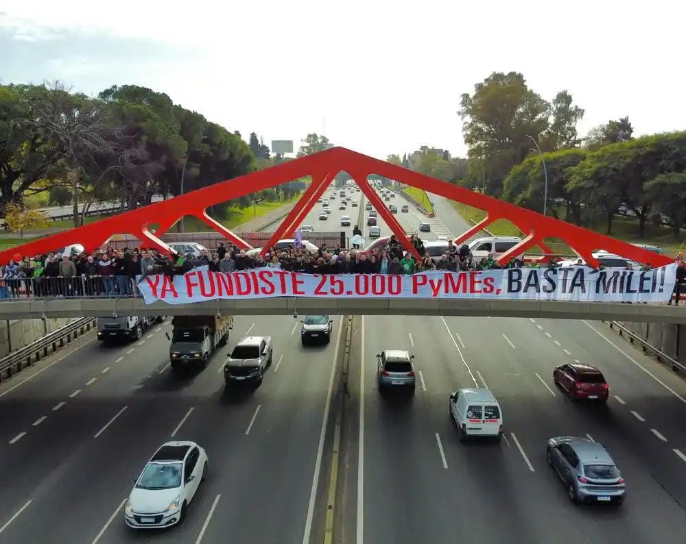 Una protesta por el cierre de pymes terminó con incidentes y un ministro de Kicillof en el medio