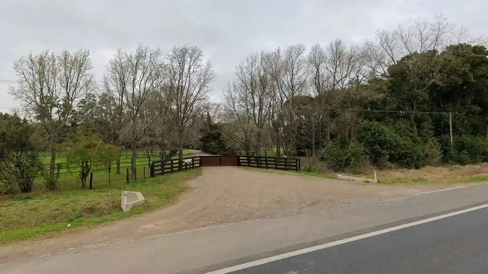 Los cuerpos aparecieron dentro de un auto en las inmediaciones de un haras. Foto: Google Maps
