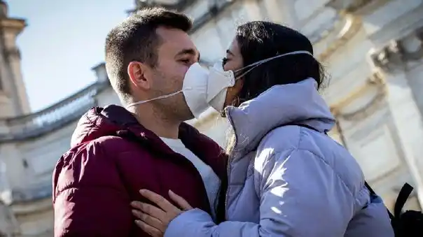 En el Día Internacional del Beso, besarse “está en stand by” por miedo al coronavirus