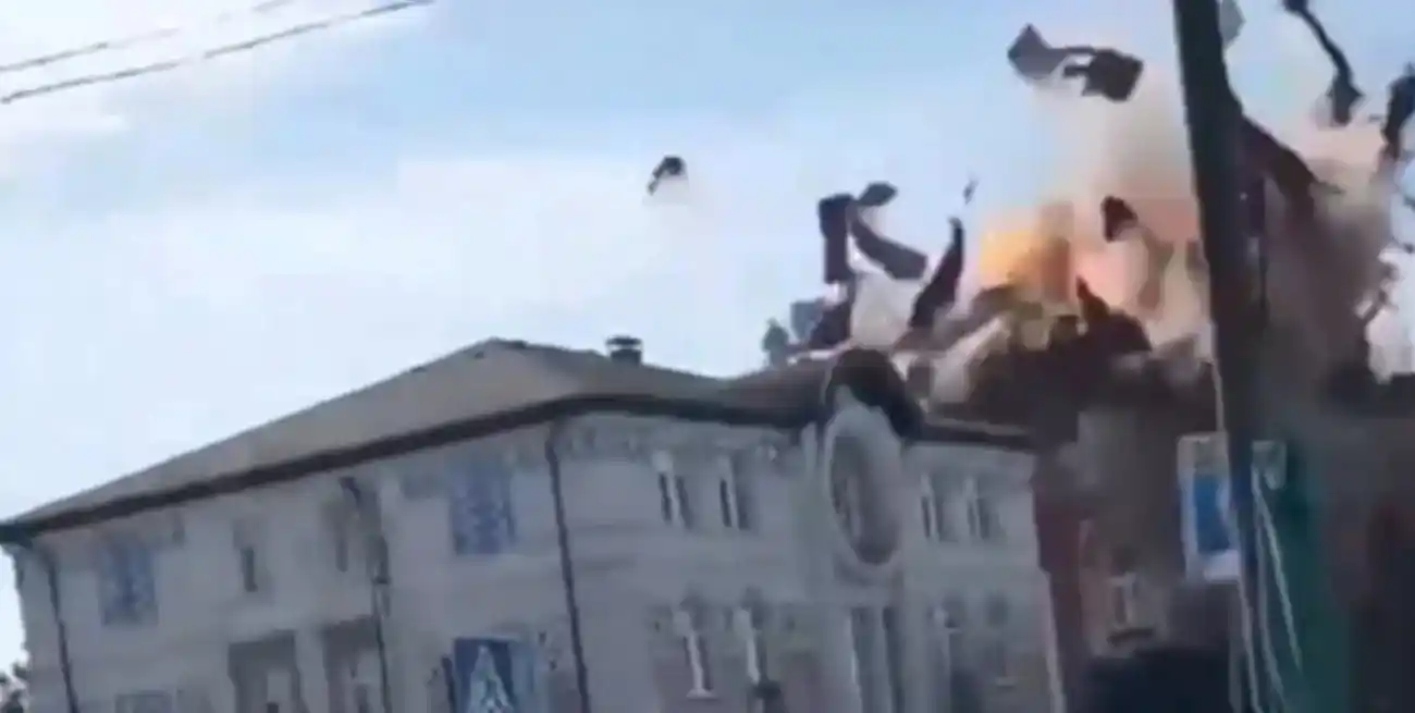 Las imágenes muestran el momento exacto en que un dron impacta contra un edificio