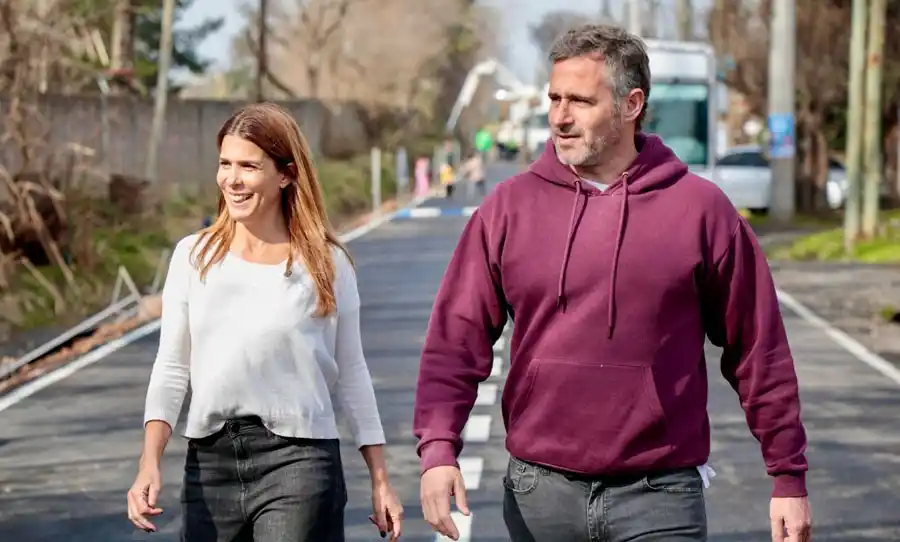 Peralta y Achával recorrieron obras de asfalto en las localidades