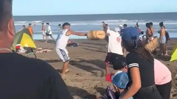Brutal pelea de vendedores ambulantes en una playa de Villa Gesell