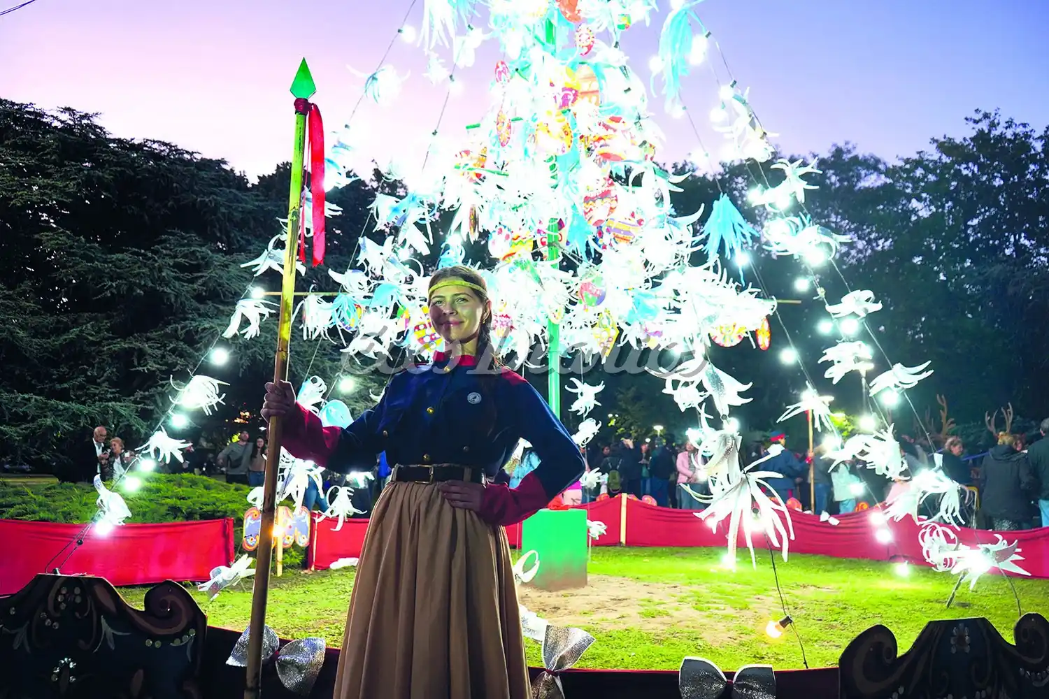 En la Plaza Dardo Rocha. Se iluminó el árbol de Navidad