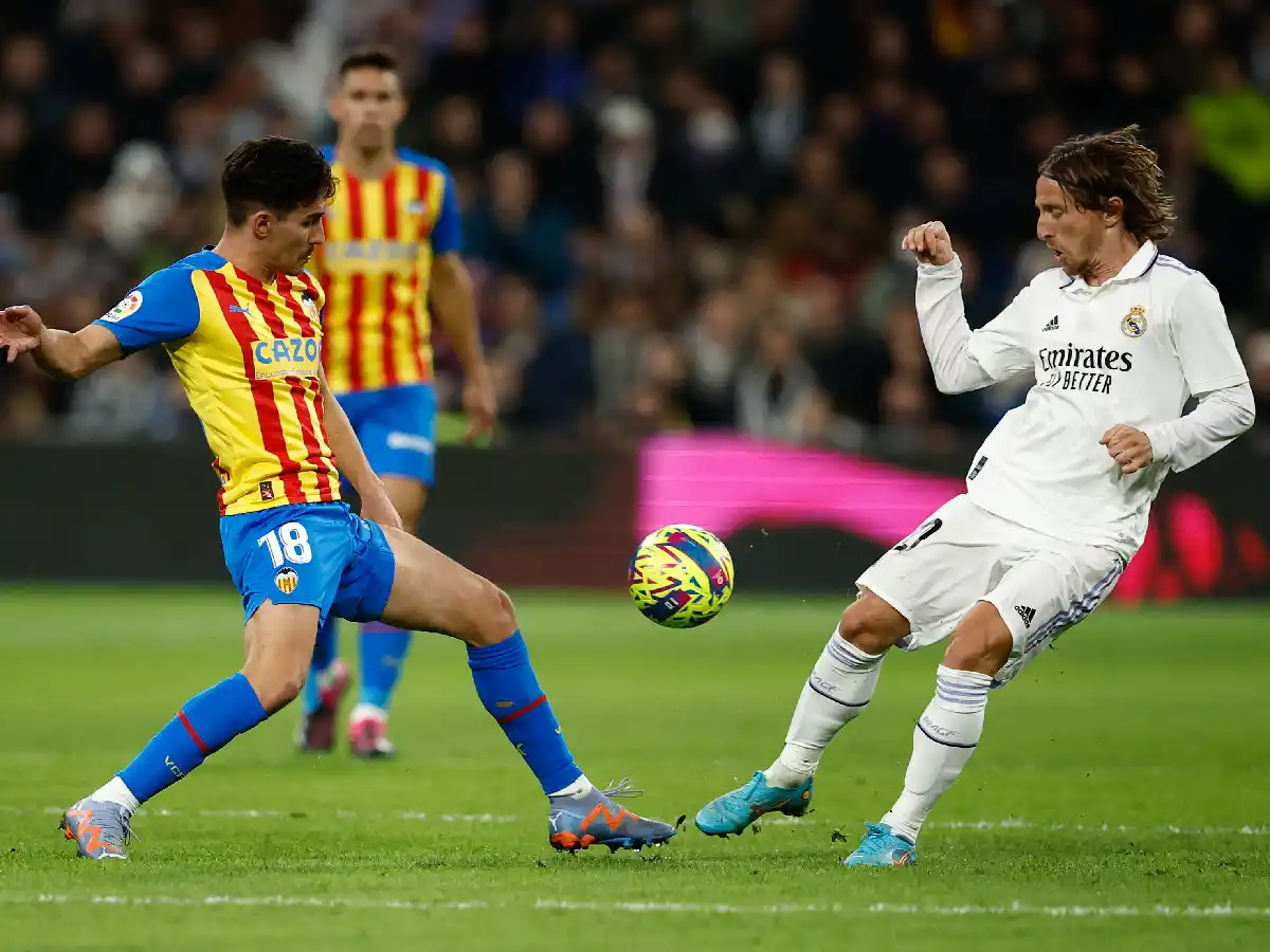 Real Madrid superó a Valencia y se acercó a la cima