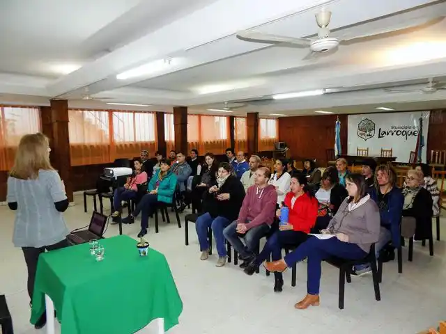 Larroque promueve que los ambientes cerrados estén libres de humo de tabaco