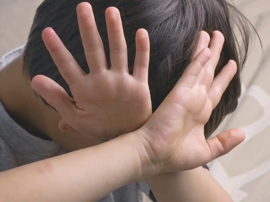 Proponen sancionar a padres de hijos abusadores que no colaboren en la erradicación del acoso escolar