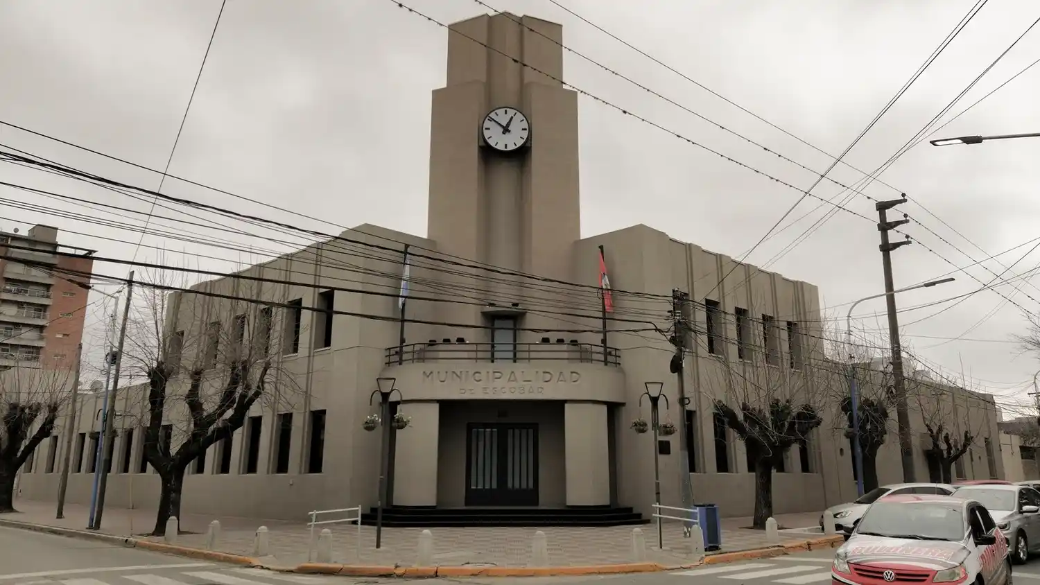 Tras el fallo a favor de Moreno, la Justicia también autorizó a Escobar a cobrar tasas municipales con la luz y el gas