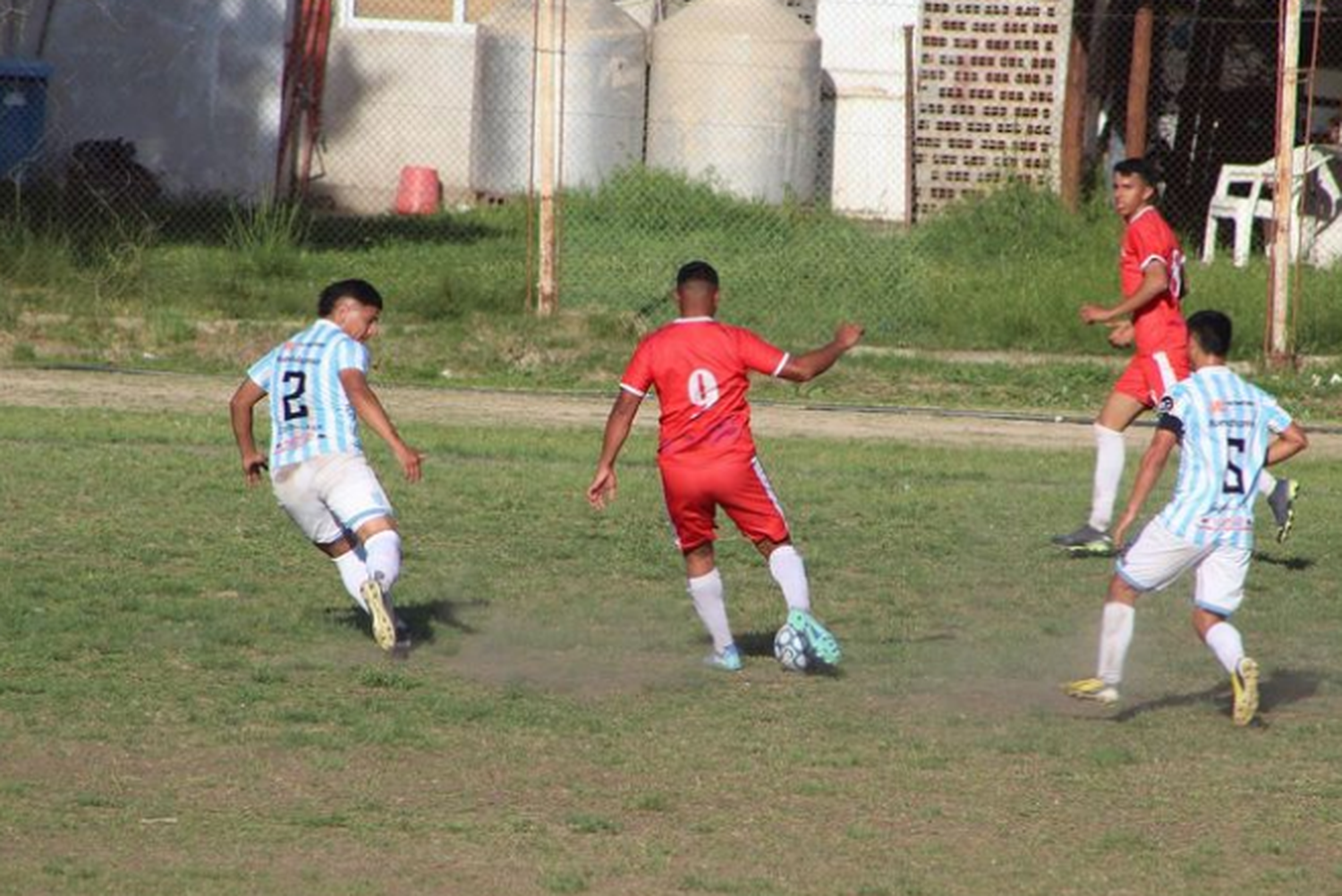 El Decano y el Rojo quedaron a mano en el Municipal (crédito: Román Benedetti).