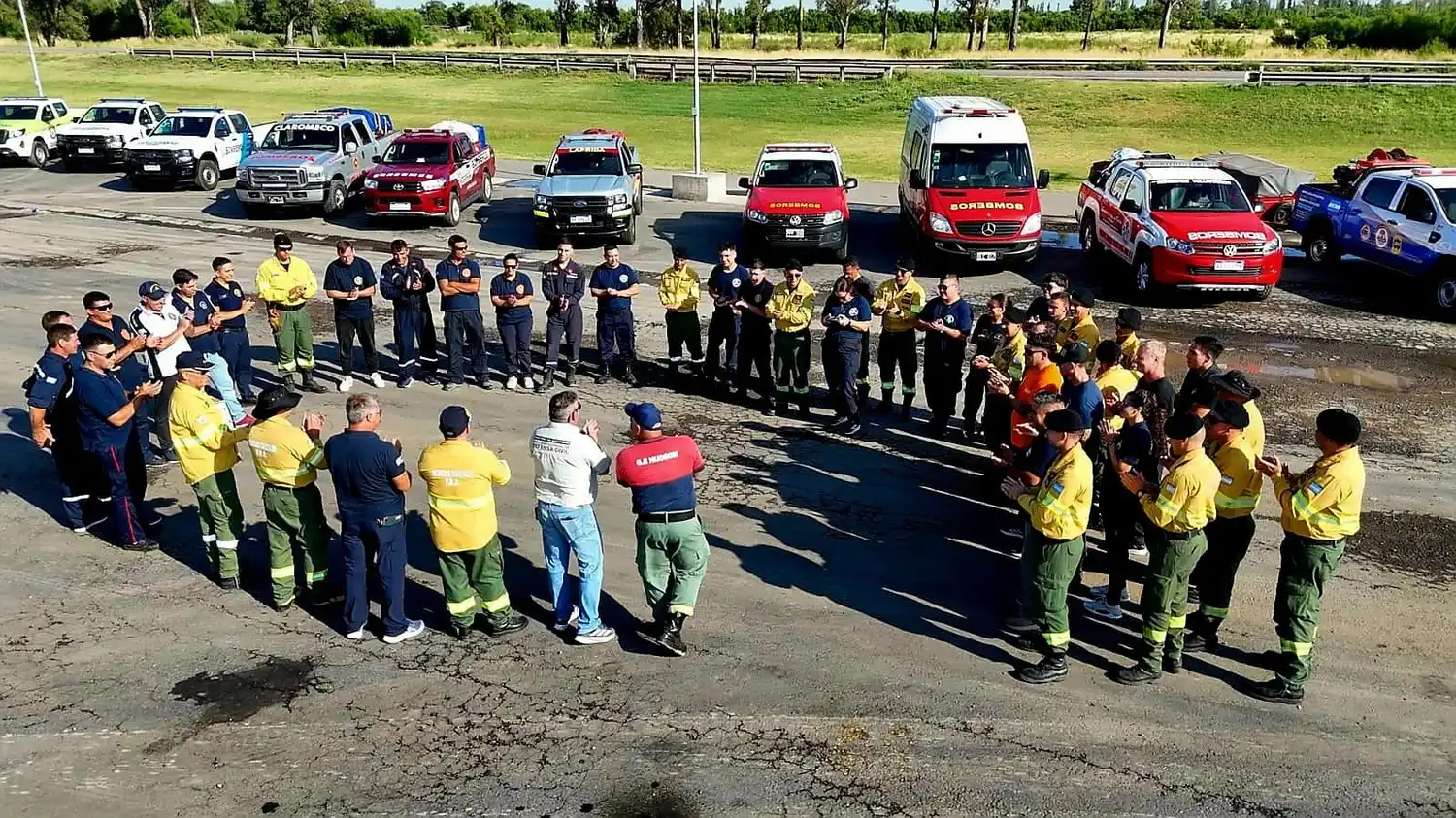 Brigadistas y personal de emergencia de la Provincia de Buenos Aires participan del operativo enviado a Chubut para reforzar el combate de los incendios forestales.