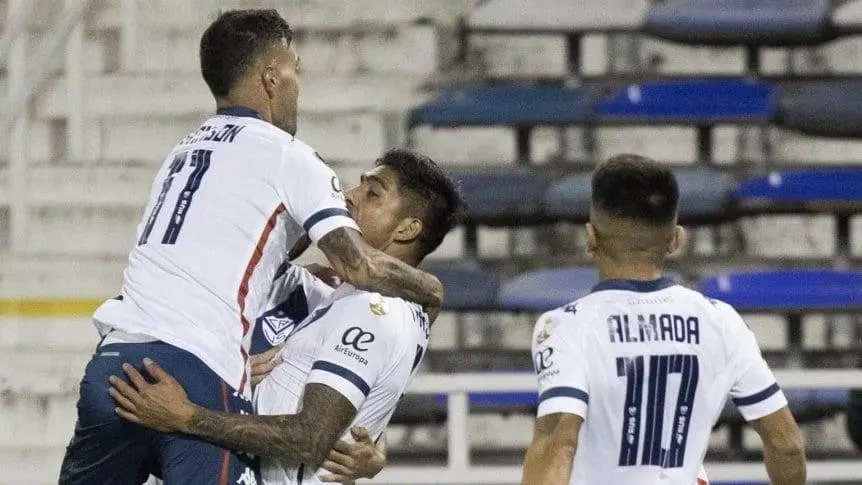 Vélez derrotó a Unión La Calera y puso un pie en octavos