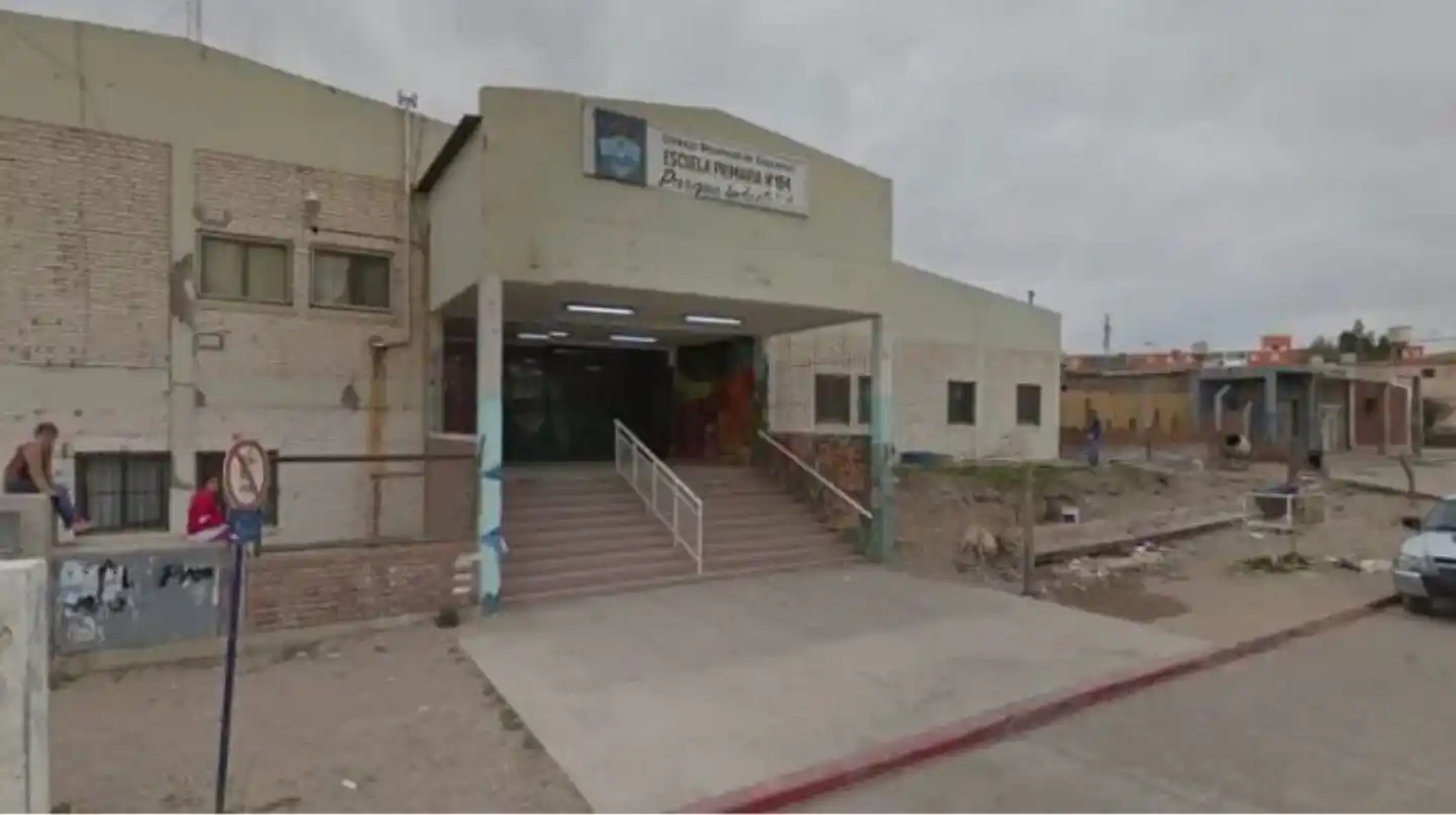Neuquén: una nena fue al baño de la escuela y se le cayó la puerta en la cabeza