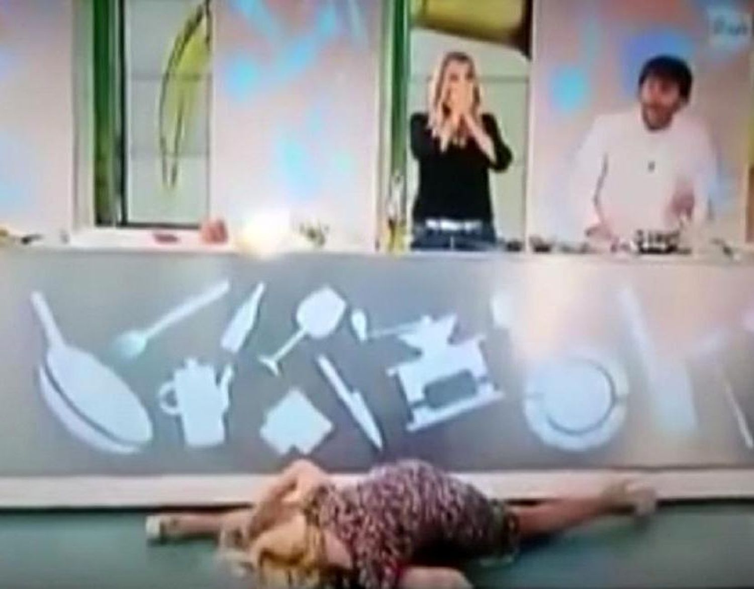 VIDEO: Una cantante quiso mostrar su elasticidad y terminó fracturada