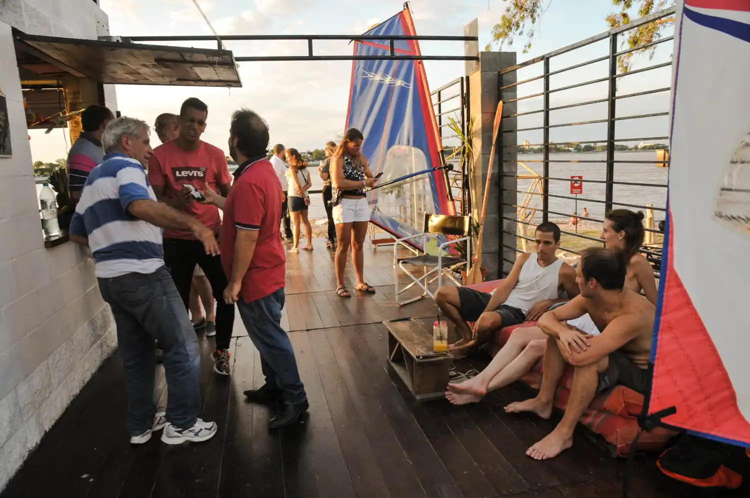 Robaron más de 300 latas de cerveza de un parador en Costanera Este