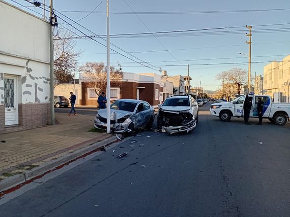 Importante choque entre dos autos en Montevideo y 11 de Septiembre