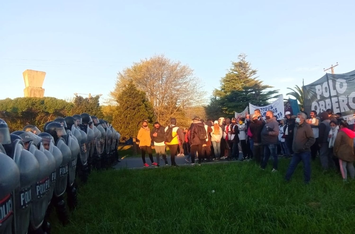 Gran presencia policial y tensión en el corte de la Ruta 2