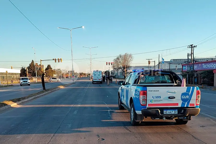Frenó en el ingreso de Rafaela para acomodar algo en el acoplado del camión, de desvaneció y se cayó