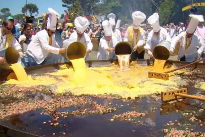 Colectivos gratuitos para presenciar y degustar del omelette gigante y del pollo al disco