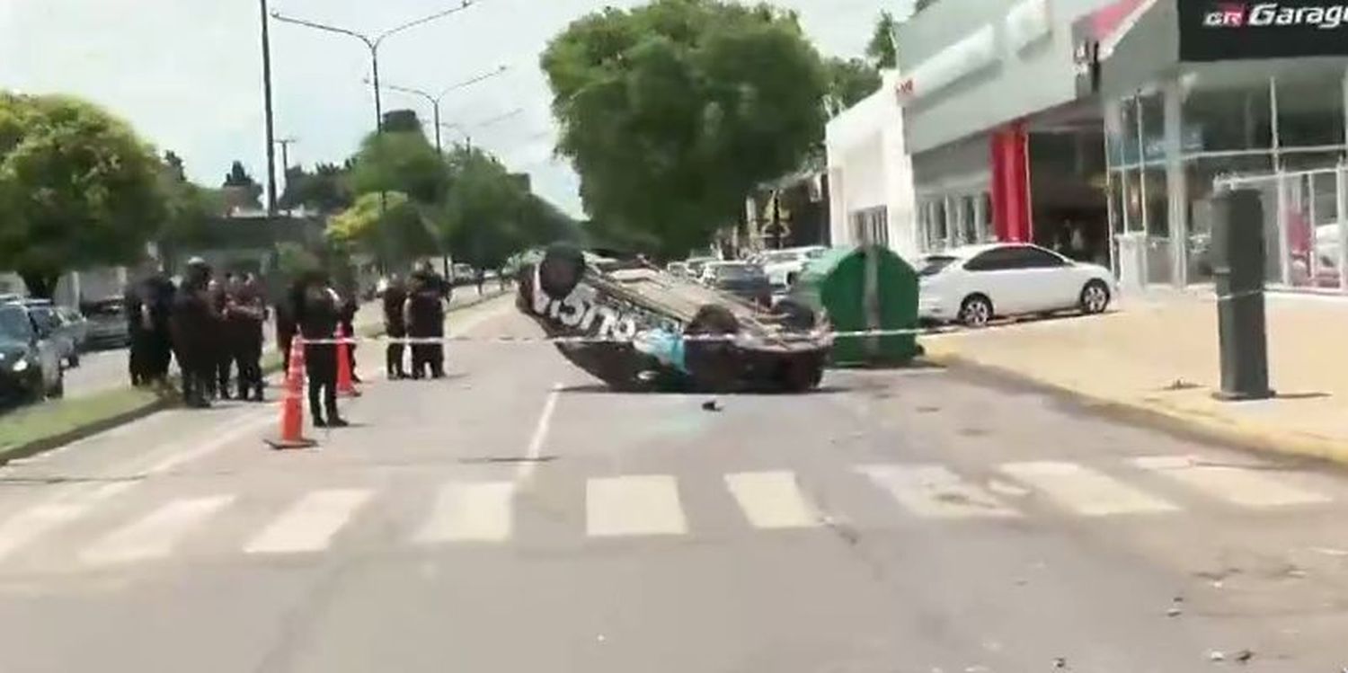 Un patrullero volcó tras chocar con un auto en zona oeste