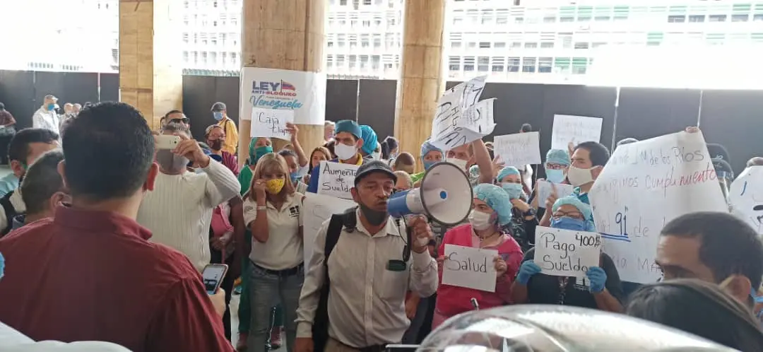 Vocación y estómagos vacíos: el día a día de trabajadores de hospitales en Venezuela