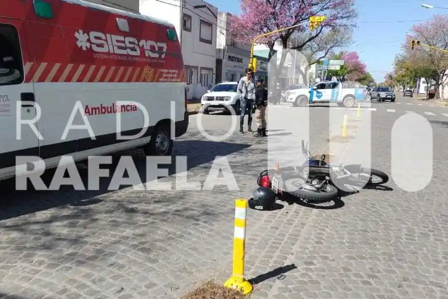 Siniestro vial en Bv. Santa Fe con lesionados: chocaron una moto y una bicicleta