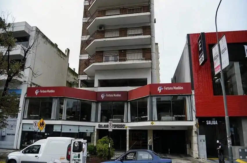 Entraron por el balcón de un departamento y robaron medio millón de dólares