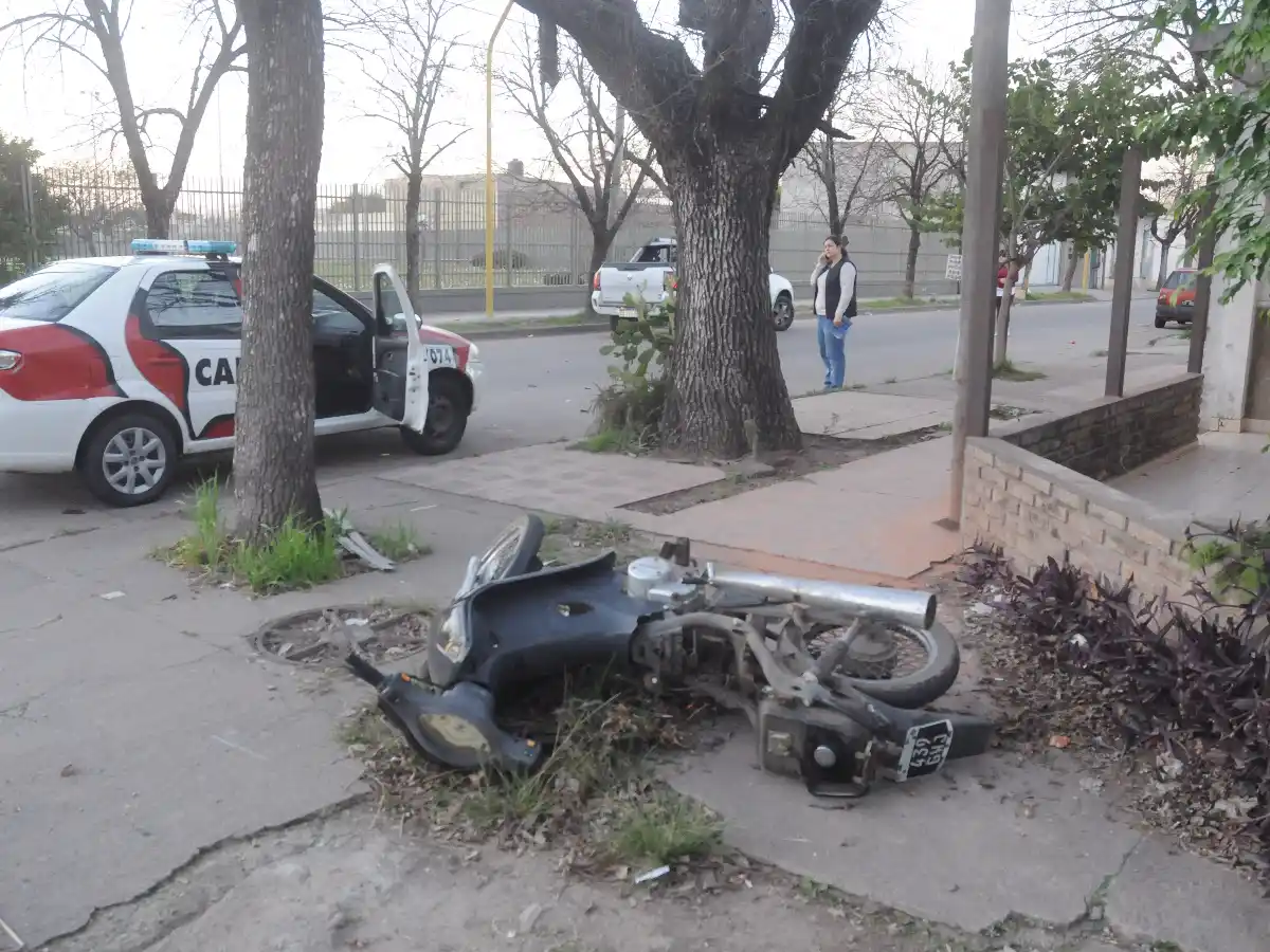 Chocan auto y moto en barrio en barrio Vélez Sarsfield 