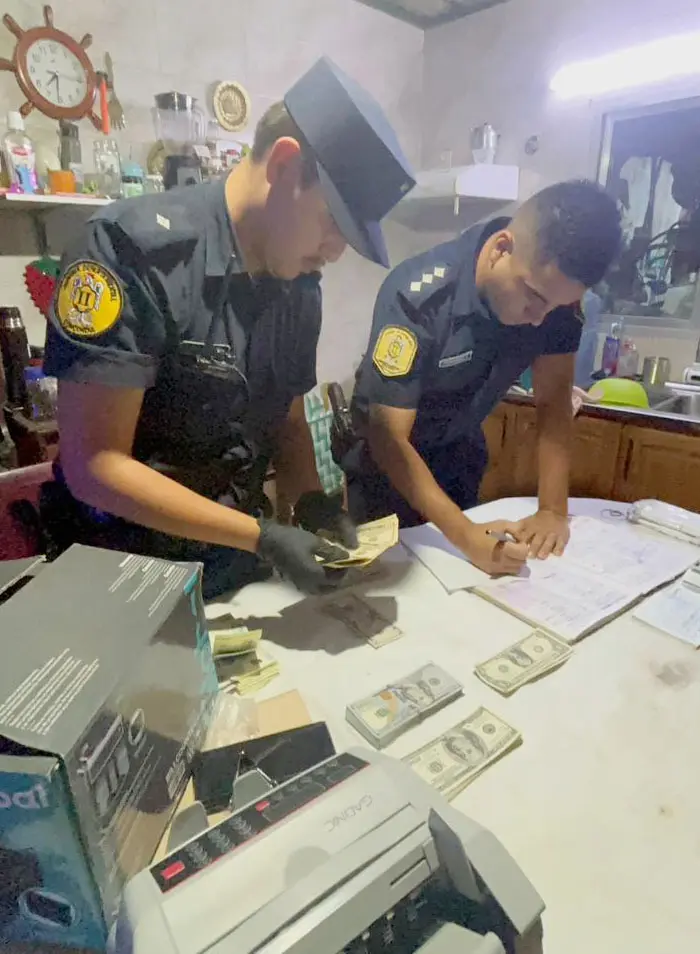 Secuestraron más de dos millones de pesos y dólares tras denuncia por préstamos indebidos