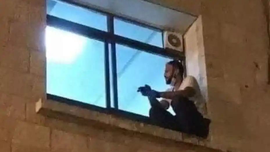 Trepó cada noche a la ventana de terapia intensiva para acompañar a su mamá enferma