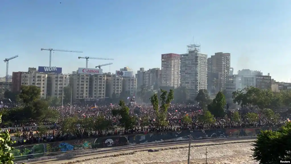 Huelga general, masivas manifestaciones y fuerte caída del peso en nueva jornada en Chile