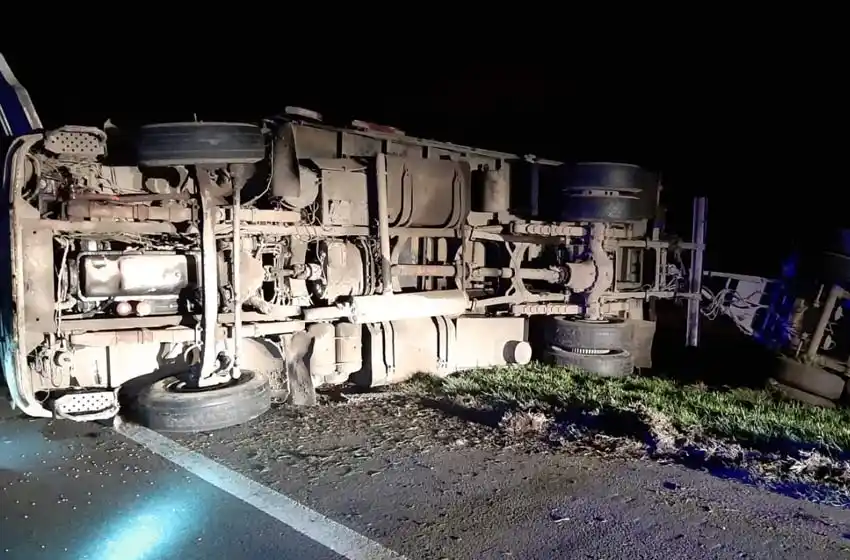 Un herido tras el vuelco de un camión en la autopista Rosario – Santa Fe