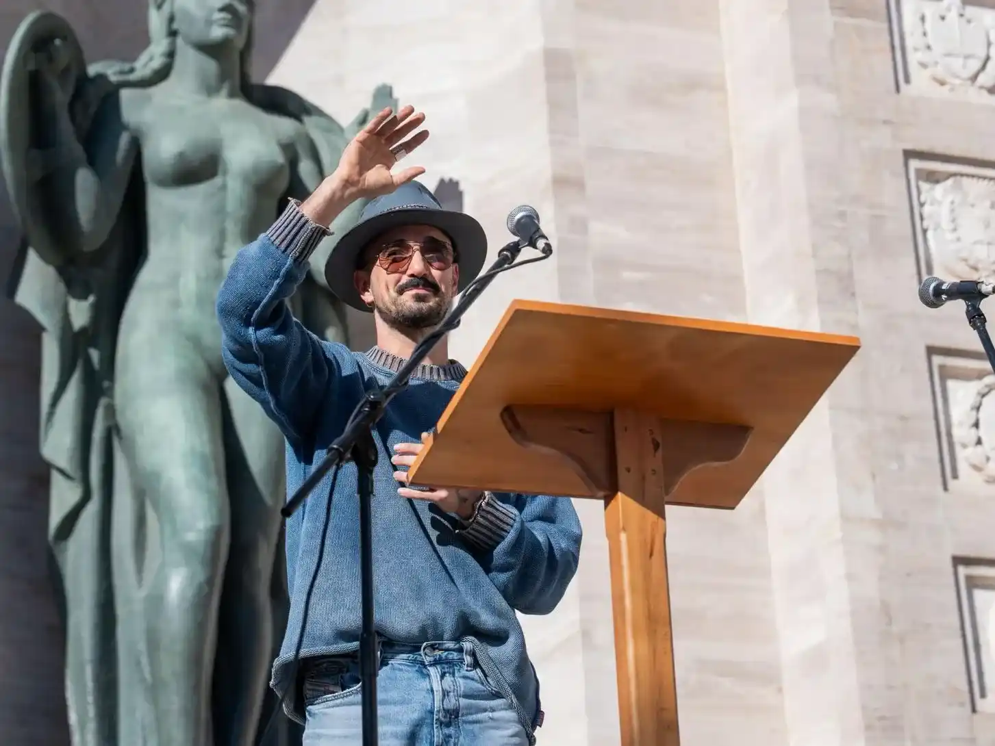 El cierre dela fiesta será con Abel Pintos, quien este viernes compartió un emotivo encuentro con alumnos que realizaban la Promesa de Lealtad a la Bandera.