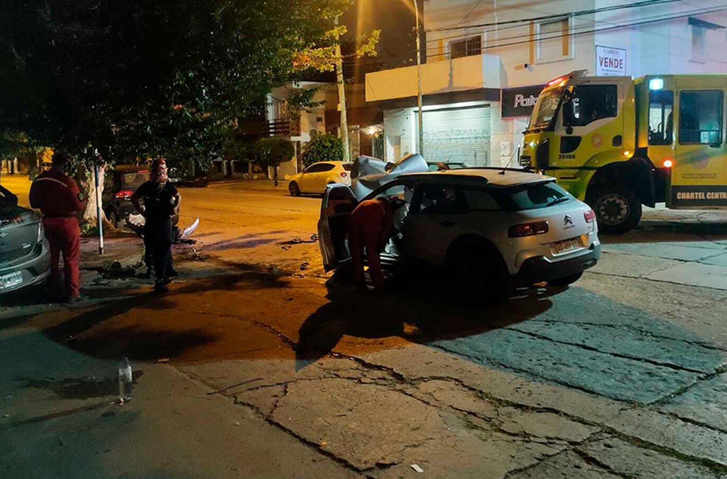 Fuerte choque en Dorrego y Laprida: un conductor y su acompañante prófugos