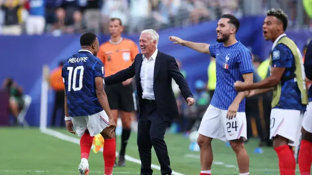 Francia goleó a Suecia con un Mbappé imparable y avanzó con autoridad a octavos de final