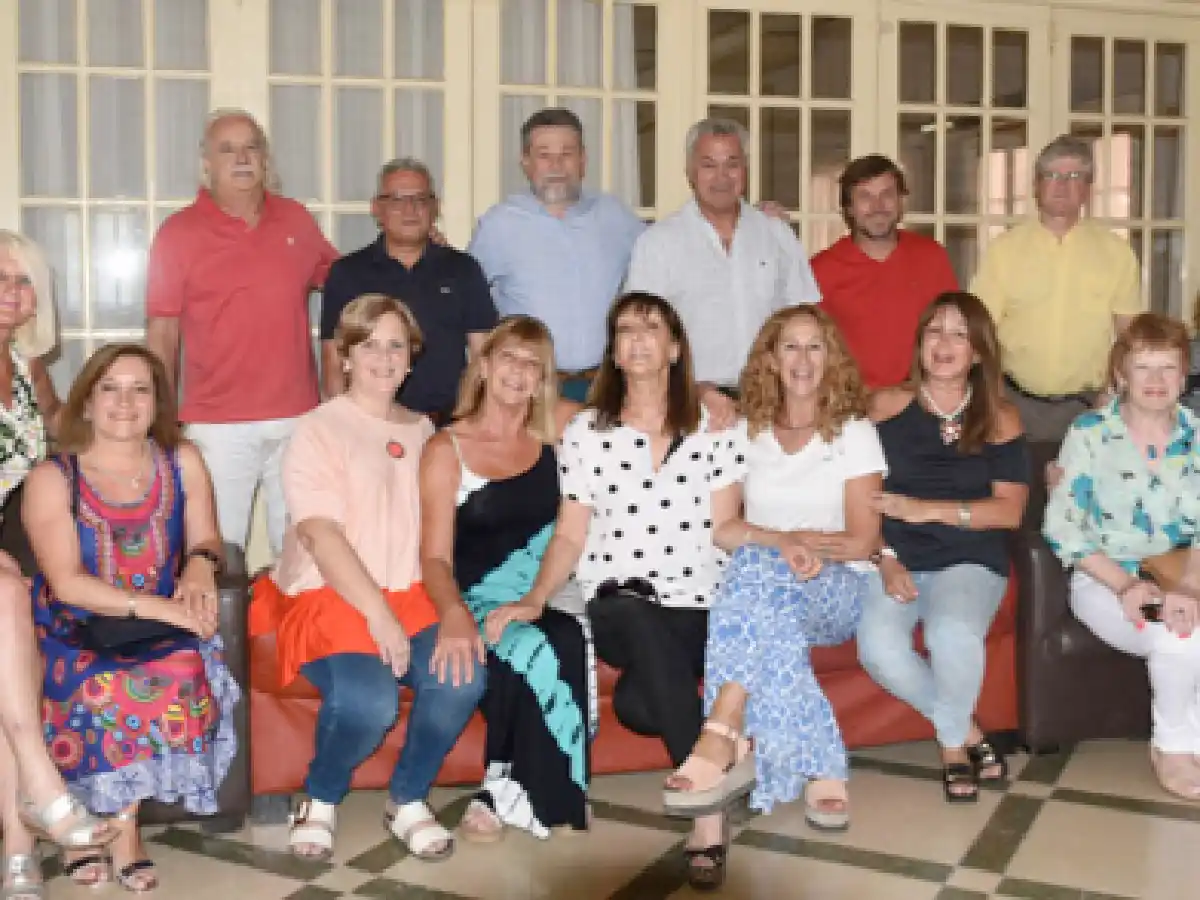 Después de 40 años, un grupo de Whatsapp reunió a vecinos de barrio Catedral  