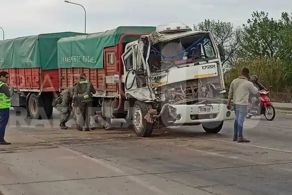Accidente en Ruta 34 y el Camino 6: chocaron dos camiones y hay casi 1 kilómetro de cola de autos