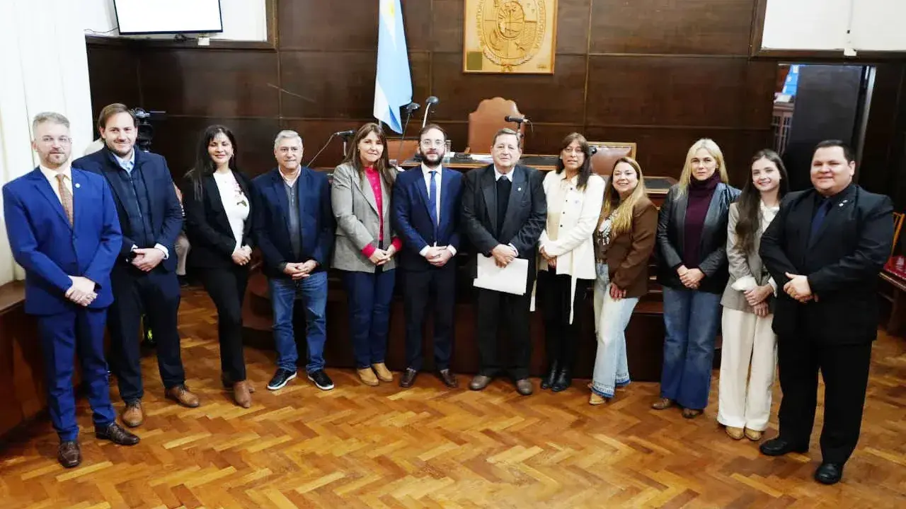 Una ausencia que se hizo sentir en el recinto: el concejo recordó a Guillermo Satalía Méndez