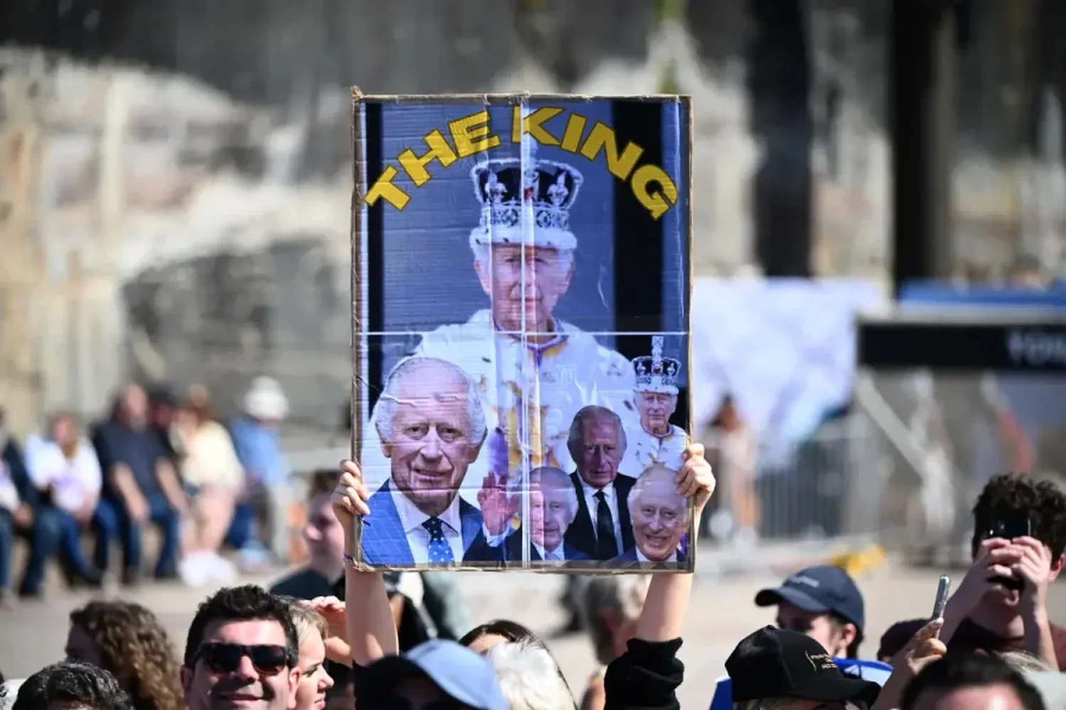 El público espera para reunirse con el rey Carlos III de Gran Bretaña y la reina Camila en la Ópera de Sídney, en Sídney (Australia). EFE/Bianca de Marchi