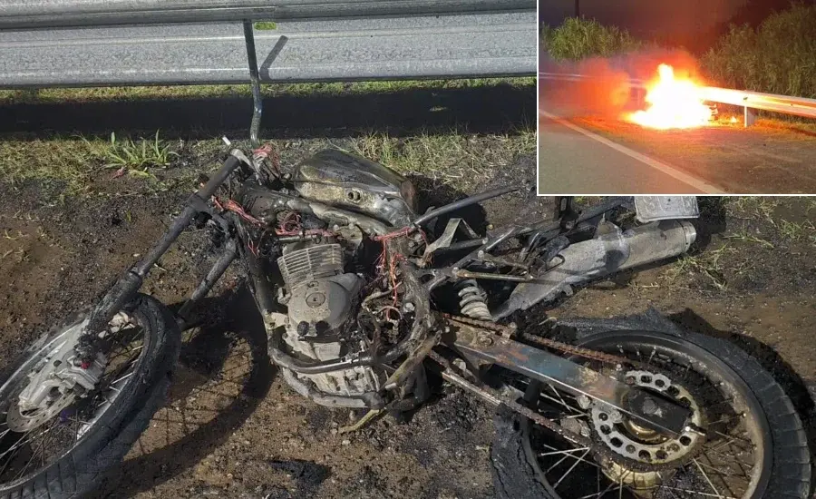 Moto incendiada.