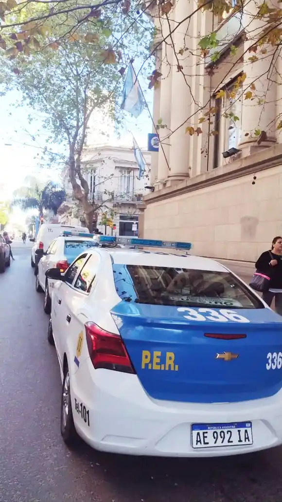 Una mujer fue detenida por daños en el interior de un banco 