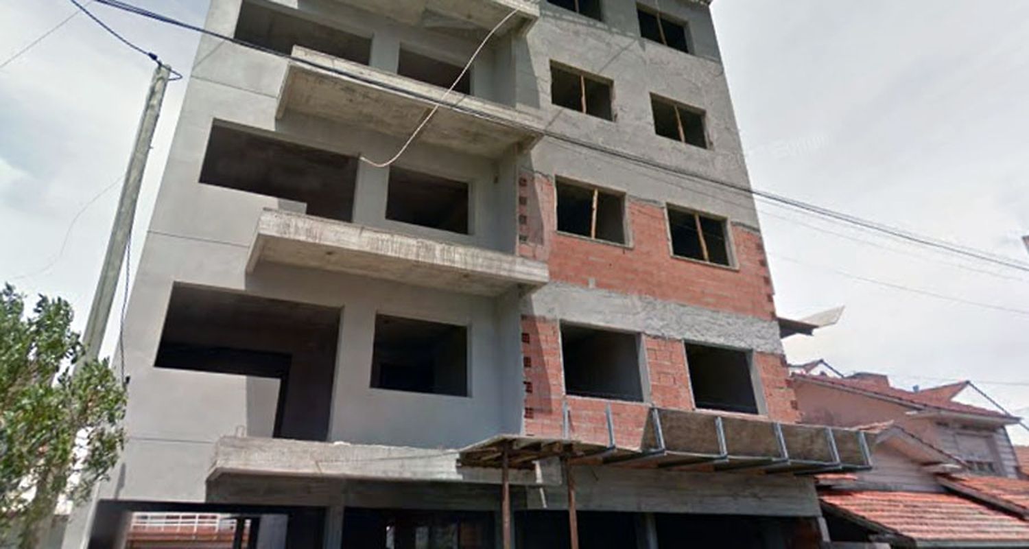 Murió un obrero tras caer de un edificio en Punta Mogotes