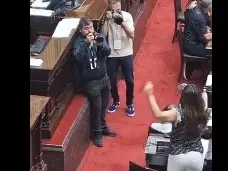 Clima de tensión en el Congreso por el debate del acuerdo con el FMI: Marcela Pagano cargó contra Martín Menem con un megáfono