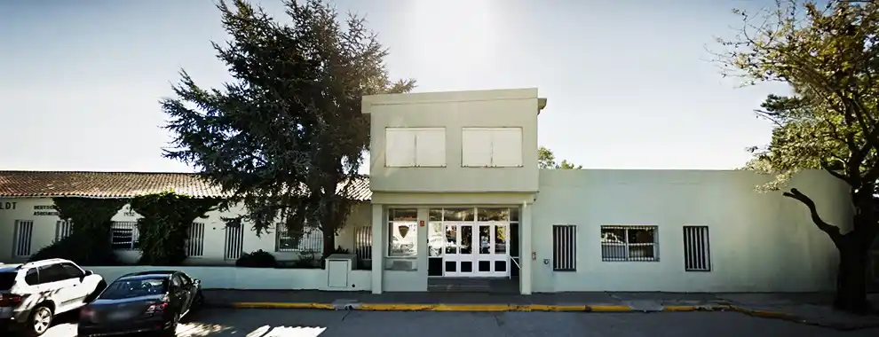 Le arrebató la cartera a la salida del jardín