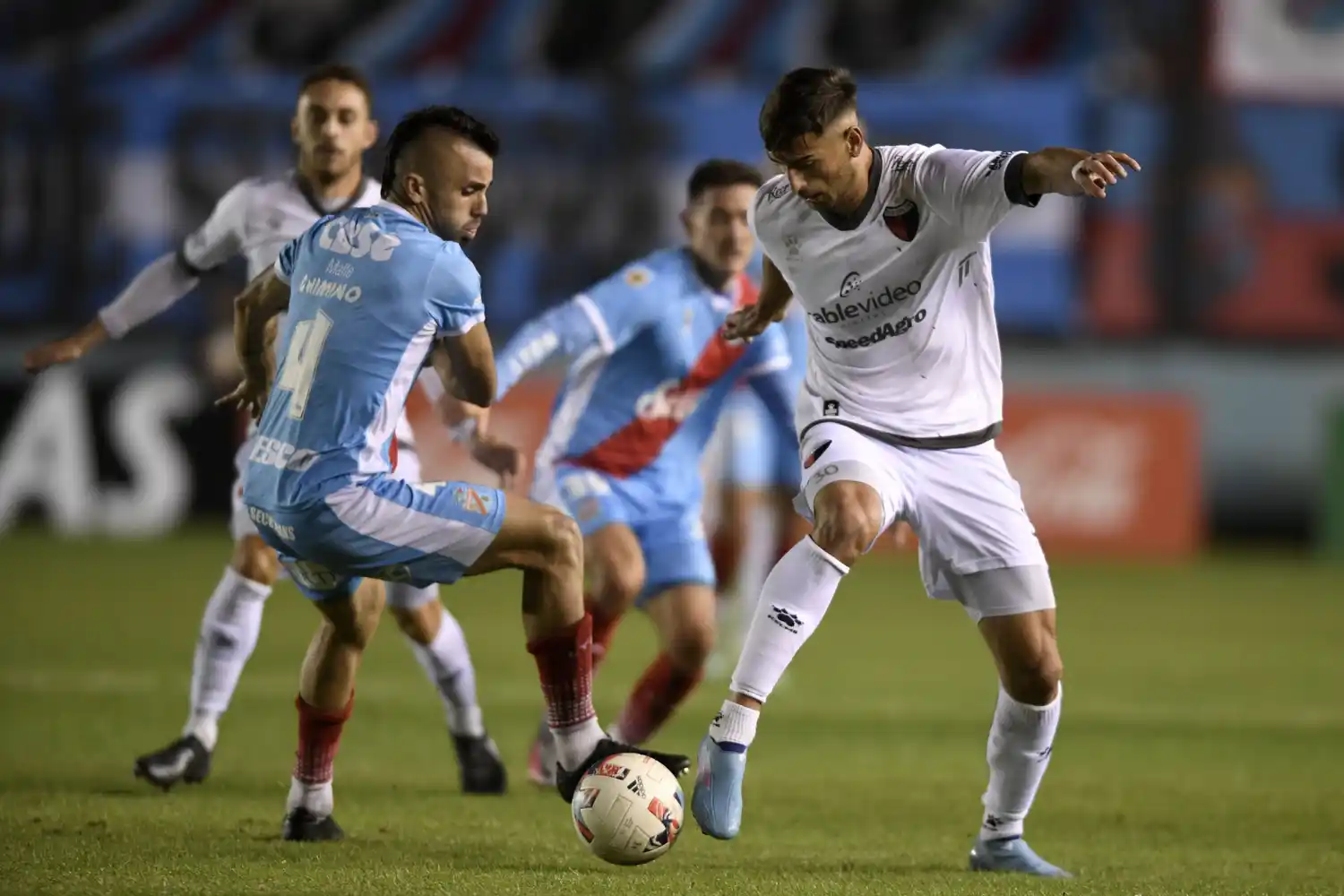 Colón se quedó sin chances de clasificar al perder contra Arsenal